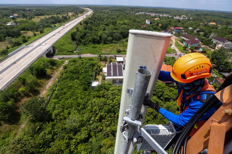 Teknisi melakukan pengecekan jaringan pada perangkat Base Transceiver Station (BTS) milik XL Axiata beberapa waktu lalu (foto/ist)